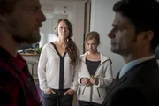Was haben Susanne Richter (Nike Fuhrmann, 2.v.l.) und ihre Frau Ina (Doris Schefer, 2.v.r.) mit dem Ermordeten zu tun? Mick (Henning Baum, l.) und Andreas (Maximilian Grill, r.) haben einen herben Verdacht ...