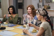Bei dem Essen, das Susan (Teri Hatcher, l.), Gabrielle, Bree und Katherine (Dana Delany, M.) f&uuml;r Lynette (Felicity Huffman, r.) vorbereitet haben, erz&auml;hlt sie, dass sie eine neue Begleitung f&uuml;r die Sitzungen brauche, da Tom zu emotional reagiert. Alle bieten sich bereitwillig an, nur Gaby nicht ...