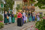 Hans Knauß (3.v.r.) mit der Goldhauben- und Kopftuchgruppe.