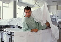 Auf der Flucht: Christoph (Heikko Deutschmann) sucht einen Weg aus dem Krankenhaus.