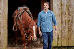 Grady Beck (Brant Daugherty) begleitet Prinzessin Amelia als ihr Leibw&auml;chter auf ihrem Roadtrip durch Amerika. W&auml;hrend dieser Reise kommen sich die beiden n&auml;her...