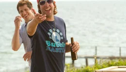 Todd (Andy Samberg, l.); Donny (Adam Sandler, r.)