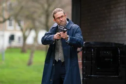 Ray (Charlie Hunnam).