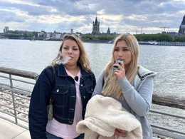 Michelle (l.) und Kimberley (r.) sind 17-j&auml;hrige Sch&uuml;lerinnen aus K&ouml;ln und geben Vapes der Vorzug vor Zigaretten.