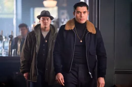 (v.li.): Phuc (Jason Wong), Dry Eye (Henry Golding).