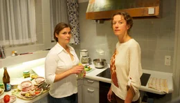 ARD/MDR JEDES JAHR IM JUNI, am Mittwoch (02.10.13) um 20:15 Uhr im ERSTEN. Juliane (Katharina Spiering, rechts) berichtet Elke (Katharina Wackernagel) von Gregor.