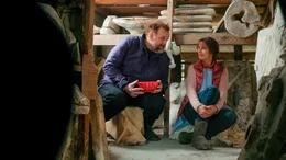 F&uuml;r Hubert (Gr&eacute;gory Gadebois) hat Maria (Karin Viard) einen &ndash; leider ungenie&szlig;baren - Paris-Brest-Kuchen gebacken.