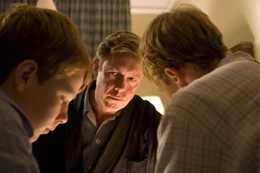Charles (Alex Jennings, m.) muss den S&ouml;hnen William (Jake Taylor Shantos, r.) und Harry (Dash Barber) die traurige Nachricht vom Tod ihrer Mutter Diana &uuml;berbringen.