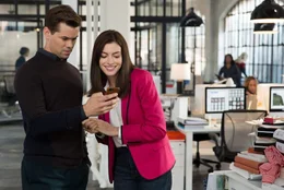 Cameron (Andrew Rannells), Jules Ostin (Anne Hathaway).