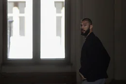 Der umstrittene Influencer Andrew Tate hat ein Online-Imperium aufgezogen, das auf der Ausbeutung von Frauen basiert.