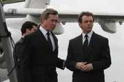 Tony Blair (Michael Sheen, r.) begr&uuml;&szlig;t Prinz Charles (Alex Jennings, l.) nach dessen R&uuml;ckkehr aus Paris am Flughafen. Charles hat die Leiche Dianas nach London &uuml;berf&uuml;hrt.