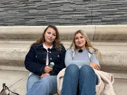 Die beiden 17-j&auml;hrigen Sch&uuml;lerinnen Michelle (l.) und Kimberley (r.) konsumieren regelm&auml;&szlig;ig Vapes.