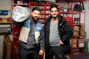 Fliesenleger Mazlum (l, 26) und Fliesenleger-Azubi Ahmed (36) mit Werkzeug.