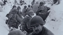 Soldaten im Schnee  Die Verwendung des sendungsbezogenen Materials ist nur mit dem Hinweis und Verlinkung auf RTL+ gestattet.