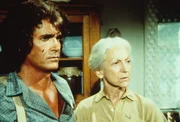 Charles Ingalls (Michael Landon, l.) erz&auml;hlt Virginia Davenport (Susan French, r.), dass er eine Uhr vermisst und ihren Enkel, Tod Dortmunder verd&auml;chtigt.