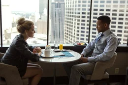 Nach drei Jahren treffen die beiden Hochstapler Jess (Margot Robbie, l.) und Nicky (Will Smith, r.) erneut aufeinander - nicht ahnend, dass sie nicht die einzigen sind, die durch den Milliard&auml;r Garriga an Geld kommen wollen ...