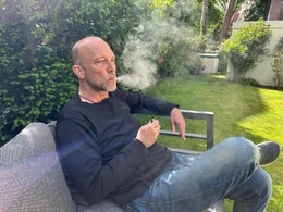 Dampfen statt Qualmen: Karsten Nitschke (57) stieg wegen des Geruchs und der Schadstoffbelastung von klassischen Zigaretten auf Vapes um.