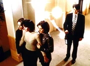 Rex Buckland (Neil Roberts, r.) ist endlich am Ziel: Es ist ihm gelungen, die Halliwell-Schwestern Piper, Prue und Phoebe zu zwingen, ihm ihre Kräfte zu überlassen. Rex Buckland (Neil Roberts, r.) ist endlich am Ziel: Es ist ihm gelungen, die Halliwell-Schwestern Piper, Prue und Phoebe zu zwingen, ihm ihre Kräfte zu überlassen.