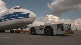 Der Flugzeug-Schlepper AST1-F600 verf&uuml;gt &uuml;ber eine beachtliche Power: Er bewegt Flieger mit einem Startgewicht von bis zu 400 Tonnen.