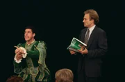 Vom Rechnen, Schreiben bis hin zum Theaterspielen mit Lehrer Eric Gordon (Bradley Whitford, r.): Billy (Adam Sandler, l.) kehrt in die Schule zur&uuml;ck und besucht jede Klasse, von der ersten bis zur zw&ouml;lften, nochmal, um seinem Vater zu zeigen, dass er nicht dumm ist ...