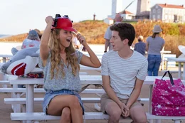 Maddie (Jennifer Lawrence) ist sich f&uuml;r nichts zu schade, um den sch&uuml;chternen Percy (Andrew Barth Feldman) aus der Reserve zu locken.