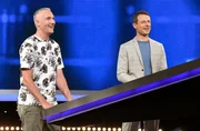 Moderator Alexander Bommes (r.) mit dem Kandidaten Robert Tavernier (l.).