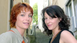 Caroline (Aglaia Szyszkowitz, l.), Ulla (Julia Cencig, r.).