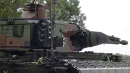 Zu seiner Ausr&uuml;stung geh&ouml;rt ein weitreichendes Aufkl&auml;rungssystem und eine voll stabilisierte 30-Millimeter-Kanone: Der Puma ist seinen Vorg&auml;ngern technologisch um ein halbes Jahrhundert voraus.