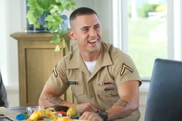 Jamies Bruder Chad (Milo Ventimiglia) teilt mit seiner Schwester ein dunkles Geheimnis, von dem der arglose Todd keine Ahnung hat ...