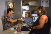 Joe (Sylvester Stallone, l.) legt seiner Mutter (Estelle Getty, M.) und Mitchell (Dennis Burkley, r.) Handschellen an.