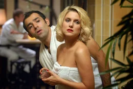 Um Markus der Untreue zu &uuml;berf&uuml;hren, passen ihn Franziska (Jeanette Biedermann, r.) und Alfonso (David Hamade, l.) in der Sauna ab.