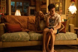 "No Hard Feelings": Maddie (Jennifer Lawrence) setzt all ihre Verf&uuml;hrungskunst ein, doch beim "unschuldigen" Percy (Andrew Barth Feldman) ist sie mit ihrem Latein am Ende.