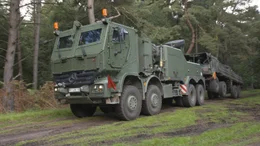 Der Bundeswehr-Abschlepper &bdquo;Bison&ldquo; ist ein gel&auml;ndeg&auml;ngiges, gepanzertes Fahrzeug mit einem 518-PS-starken Dieselmotor.