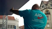 Der Osten ist „blau“, die AfD ist bei der letzten Bundestagswahl stärkste politische Kraft geworden. Der Film beobachtet in Brandenburg, wie die AfD das Zusammenleben in den Gemeinden verändert, wie ihre völkischen Ansichten die Normalisierung des Rechtsextremismus vorantreiben und was das für diejenigen bedeutet, die nach Auffassung der Partei nicht zum „deutschen Volk“ gehören. - Veranstaltung der AfD im Oderland.
