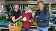 Björn Freitag (r.) kauft mit Udo Jostes (m.) und dessen Schwiegersohn Stefan Jostes (l.) frische Lebensmittel auf dem Wochenmarkt. Björn Freitag (r.) kauft mit Udo Jostes (m.) und dessen Schwiegersohn Stefan Jostes (l.) frische Lebensmittel auf dem Wochenmarkt.