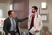Marshall (Jason Segel, l.) und Lily sind immer noch nicht schwanger und suchen deshalb den Spezialisten Dr. Stangel (Neil Patrick Harris, r.) auf. Dabei erleben sie eine große Überraschung ...