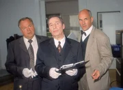 Kommissar Kehler (Wolfgang Bathke, li.), Oberstaatsanwalt Lotze (Henry van Lyck, mi.) und Dr. Duhler (Klaus Schindler) auf Spurensuche am Tatort. Kommissar Kehler (Wolfgang Bathke, li.), Oberstaatsanwalt Lotze (Henry van Lyck, mi.) und Dr. Duhler (Klaus Schindler) auf Spurensuche am Tatort.