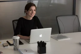 Jules (Anne Hathaway).