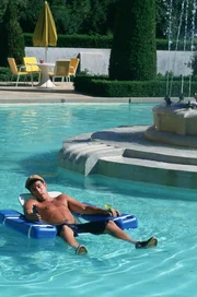 Der 27-j&auml;hrige Billy (Adam Sandler) ist ein alter Taugenicht, der nicht mal die Schule geschafft h&auml;tte, wenn sein Vater die Lehrer daf&uuml;r nicht bestochen h&auml;tte. Doch um seinem Vater zu zeigen, dass er mehr drauf hat als nur Partymachen, beschlie&szlig;t Billy, zur&uuml;ck in die Schule zu kehren und von der ersten bis zur zw&ouml;lften Klasse alles noch einmal zu wiederholen - innerhalb von 24 Wochen ...