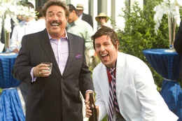 Als Todd erf&auml;hrt, dass sein durchgeknallter Dad Donny (Adam Sandler, r.) unbedingt an seiner Hochzeit teilnehmen will, hat er gro&szlig;e Angst, er k&ouml;nne einen schlimmen Eindruck auf seinen Chef Steve Spirou (Tony Orlando, l.) machen. Doch alles kommt ganz anders und die beiden verstehen sich pr&auml;chtig ...