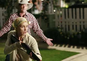 Lynette (Felicity Huffman, l.) f&uuml;hrt Krieg gegen ein Opossum im Garten, w&auml;hrend sie auf ihr Untersuchungsergebnis wartet. Tom (Doug Savant, r.) versucht sie zu beruhigen ...