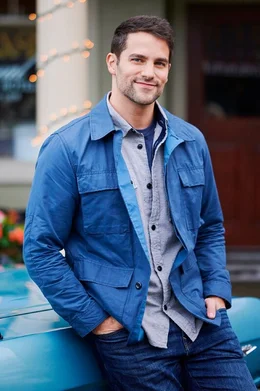 Grady Beck (Brant Daugherty) begleitet Prinzessin Amelia als ihr Leibw&auml;chter auf ihrem Roadtrip durch Amerika. W&auml;hrend dieser Reise kommen sich die beiden n&auml;her...