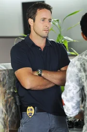 Während Steve (Alex O'Loughlin, r.) und seine Kollegen an einem neuen Fall arbeiten, versucht Catherine (Michelle Borth, l.) über einen Beamten des Zeugenschutzprogramms den Aufenthalt seiner Mutter herauszubekommen ... Während Steve (Alex O'Loughlin, r.) und seine Kollegen an einem neuen Fall arbeiten, versucht Catherine (Michelle Borth, l.) über einen Beamten des Zeugenschutzprogramms den Aufenthalt seiner Mutter herauszubekommen ...