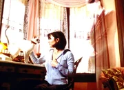 Prue (Shannen Doherty) ist &uuml;berhaupt nicht bewusst, dass sie gerade ein teures Diadem aus dem Tresor des Auktionshauses gestohlen hat.