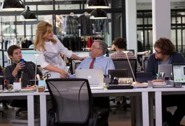 Wegen seiner besonderen Art bekommt Witwer Ben (Robert De Niro, 2.v.r.) nicht nur zu seinen Kollegen Jason (Adam Devine, l.) und Davis (Zack Pearlman, r.) einen guten Draht, sondern auch zur Haus-Masseurin Fiona (Rene Russo, 2.v.l.) ...