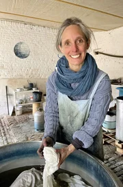 Hélène Brunel erweckt eine vergessene Tradition zum Leben: Färben mit Färberwaid. Hélène Brunel erweckt eine vergessene Tradition zum Leben: Färben mit Färberwaid.