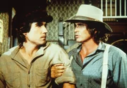 Charles Ingalls (Michael Landon, r.) versucht den jungen Tod Dortmunder (Timothy Wead, l.) zur Vernunft zu bringen, denn dieser hat die Angewohnheit, alle Probleme mit Gewalt zu l&ouml;sen.