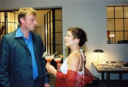 Jan alias Kai (Eckhard Preu&szlig;, l.) wundert sich &uuml;ber Anna alias Sarah (Claudia Schmutzler, r.).