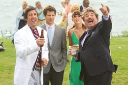 Das Leben ist eine gro&szlig;e Party - finden jedenfalls Todds witziger Vater Donny (Adam Sandler, l.) und sein Chef Steve (Tony Orlando, r.). Gesch&auml;ftsmann Todd (Andy Samberg, 2.v.l.) und seine wohlhabende Verlobte Jamie (Leighton Meester, 2.v.r.) sehen das etwas anders: F&uuml;r sie stehen Status und Verm&ouml;gen an erster Stelle ...