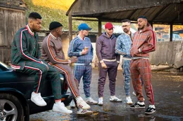 (v.li.): Benny (Franz Drameh), Ernie (Bugzy Malone), Jim (James Warren), Primetime (Christopher Evangelou), Coach (Colin Farrell), Mal (Sean Sagar).